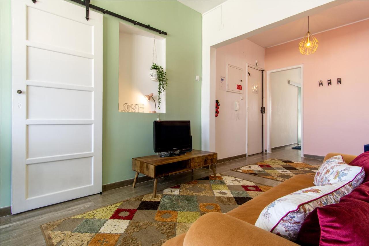 Appartement Gaze Out At The In A Retro-chic Getaway Lissabon